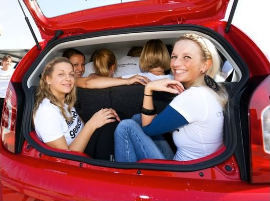 112562-2_most_people_crammed_into_VW_Up.jpg