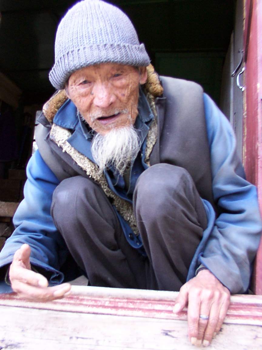 94%20YEAR%20OLD%20MAN%20IN%20LIJIANG.jpg