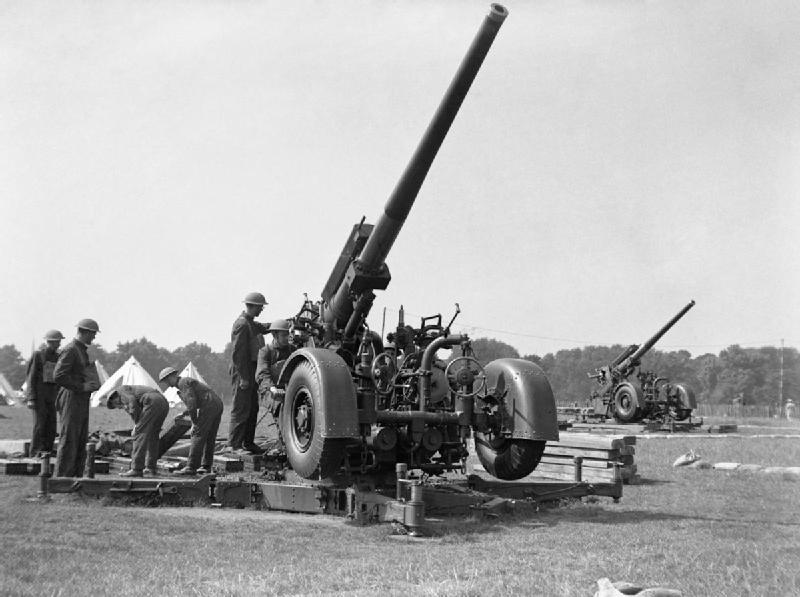 Hyde_Park_Anti-aircraft_guns_H_993.jpg