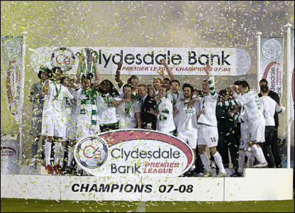 _44682150_celtic_team_trophy.jpg