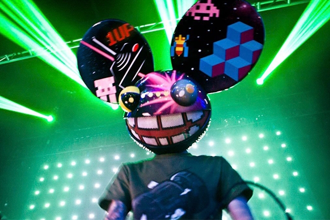 deadmau5-green-lasers-mask-on.jpg